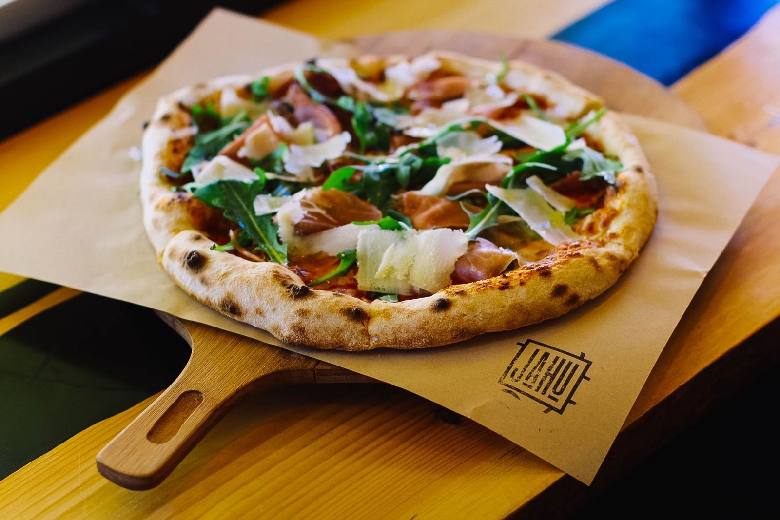 Pizza artesanal quentinha da HELLO PIZZAS, com queijo derretido e recheio generoso