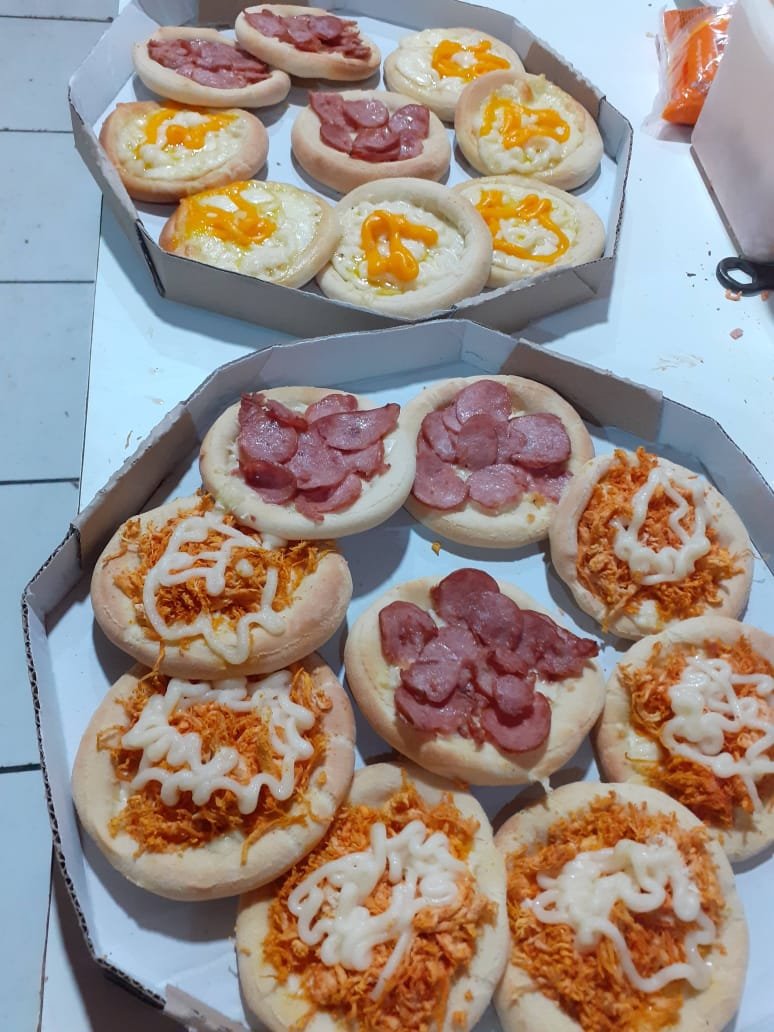 Mini pizzas de calabresa e frango com catupiry em duas caixas