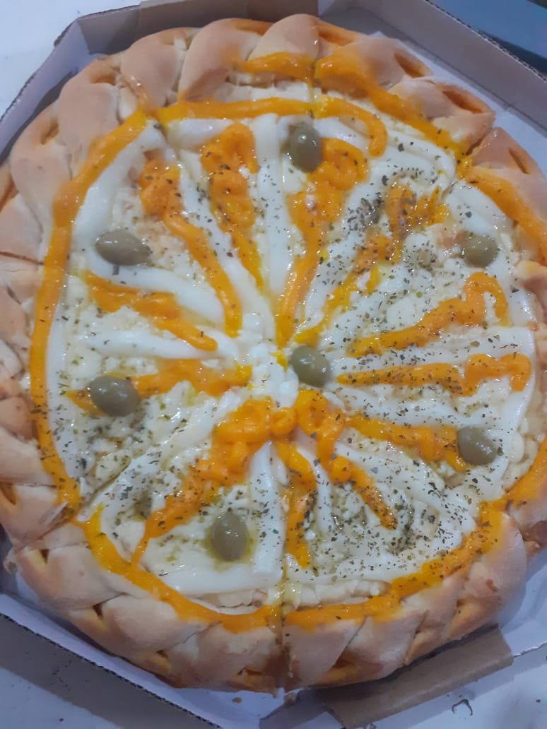 Pizza redonda com queijo, fio de cheddar e azeitonas, borda dourada
