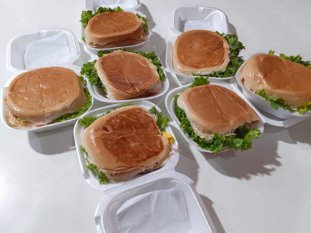 Lanches montados com alface em embalagens prontos para entrega